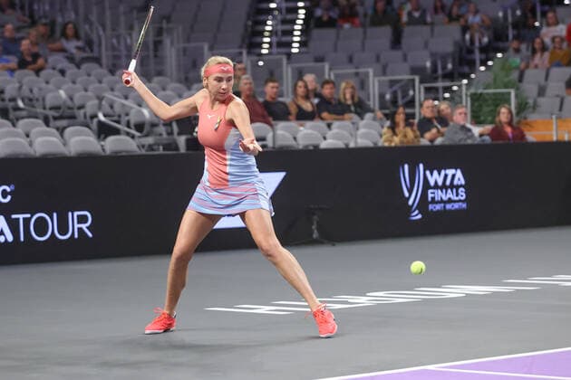 FORT WORTH, TX - NOVEMBER 06: Lyudmyla Kichenok (UKR) hits a forehand during the WTA, Tennis Damen Finals on November 6, 2022 at Dickies Arena in Fort Worth, TX. (Photo by George Walker Icon Sportswire) TENNIS: NOV 06 WTA Finals Icon22110607