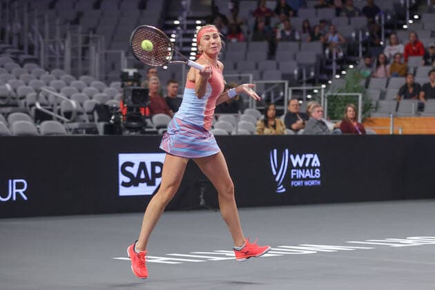 FORT WORTH, TX - NOVEMBER 06: Lyudmyla Kichenok (UKR) hits a forehand during the WTA, Tennis Damen Finals on November 6, 2022 at Dickies Arena in Fort Worth, TX. (Photo by George Walker Icon Sportswire) TENNIS: NOV 06 WTA Finals Icon22110614