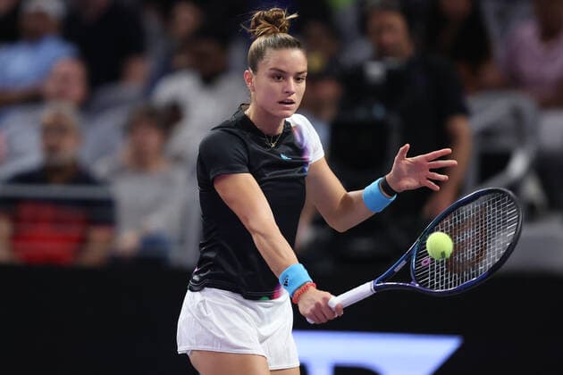 FORT WORTH, TX - NOVEMBER 06: Maria Sakkari (GRE) hits a backhand during the WTA, Tennis Damen Finals on November 6, 2022 at Dickies Arena in Fort Worth, TX. (Photo by George Walker Icon Sportswire) TENNIS: NOV 06 WTA Finals Icon22110644