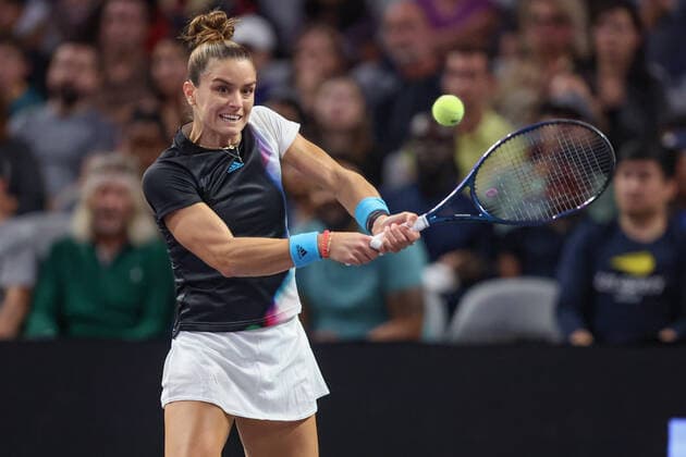 FORT WORTH, TX - NOVEMBER 06: Maria Sakkari (GRE) hits a backhand during the WTA, Tennis Damen Finals on November 6, 2022 at Dickies Arena in Fort Worth, TX. (Photo by George Walker Icon Sportswire) TENNIS: NOV 06 WTA Finals Icon22110649