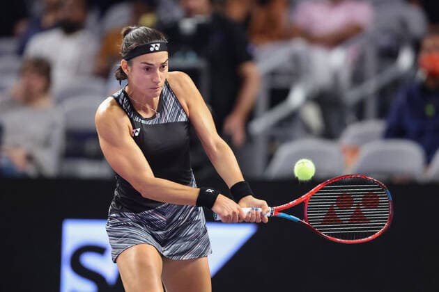 FORT WORTH, TX - NOVEMBER 06: Caroline Garcia (FRA) hits a backhand during the WTA, Tennis Damen Finals on November 6, 2022 at Dickies Arena in Fort Worth, TX. (Photo by George Walker Icon Sportswire) TENNIS: NOV 06 WTA Finals Icon22110654