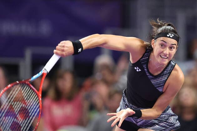 FORT WORTH, TX - NOVEMBER 06: Caroline Garcia (FRA) serves during the WTA, Tennis Damen Finals on November 6, 2022 at Dickies Arena in Fort Worth, TX. (Photo by George Walker Icon Sportswire) TENNIS: NOV 06 WTA Finals Icon22110658