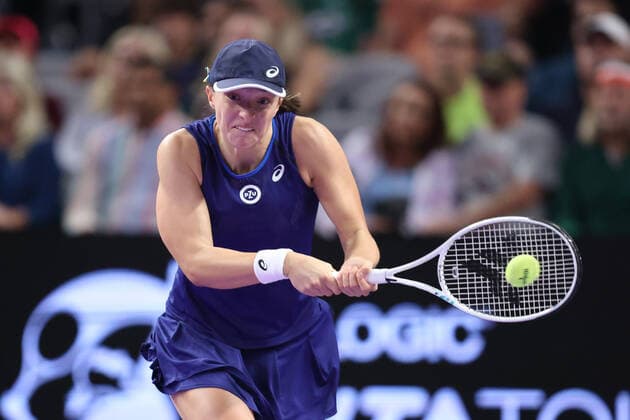 FORT WORTH, TX - NOVEMBER 06: Iga ?wi?tek (POL) hits a backhand during the WTA, Tennis Damen Finals on November 6, 2022 at Dickies Arena in Fort Worth, TX. (Photo by George Walker Icon Sportswire) TENNIS: NOV 06 WTA Finals Icon22110676