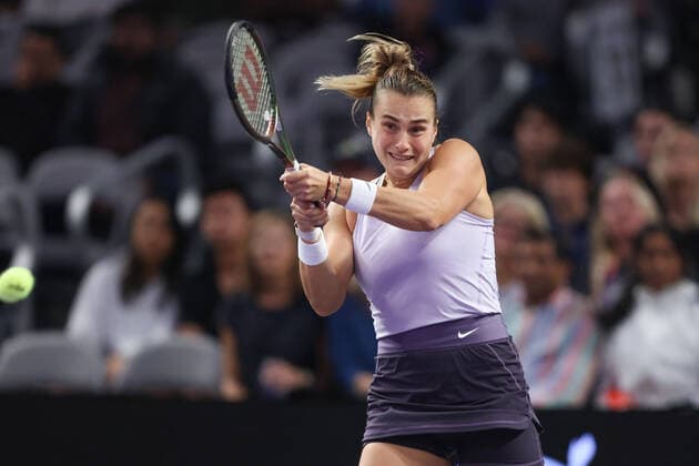 FORT WORTH, TX - NOVEMBER 06: Aryna Sabalenka hits a backhand during the WTA, Tennis Damen Finals on November 6, 2022 at Dickies Arena in Fort Worth, TX. (Photo by George Walker Icon Sportswire) TENNIS: NOV 06 WTA Finals Icon22110682