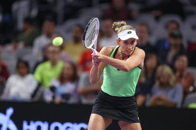 FORT WORTH, TX - NOVEMBER 06: Elise Mertens (BEL) hits a backhand during the WTA, Tennis Damen Finals on November 6, 2022 at Dickies Arena in Fort Worth, TX. (Photo by George Walker Icon Sportswire) TENNIS: NOV 06 WTA Finals Icon22110687