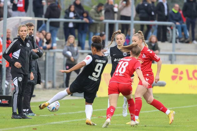 Fabienne Michel, 4 official ,Arnautis Niko, coach Eintracht Frankfurt , Martinez Shekiera, Eintracht Frankfurt, 9 ,Gavric Andrea, FC Koeln, 18 ,Kleinherne Sophia, Eintracht Frankfurt, 4 , GER, Eintracht Frankfurt vs FC Koeln,Football, Women, Bundesliga,7 Spieltag,Spielzeit 2022 2023, 06 11 2022, DFL DFBB REGULATIONS PROBHIT ANY USE OF PHOTOGRAPHERS as IMAGE SEQUENCES and or QUASI VIDEO , GER, Eintracht Frankfurt vs FC Koeln,Fussball, Frauen, Bundesliga,7 Spieltag,Spielzeit 2022 2023, 06 11 2022, Frankfurt Copyright: xEibner-Pressefoto UlrichxScherbax EP_EER
