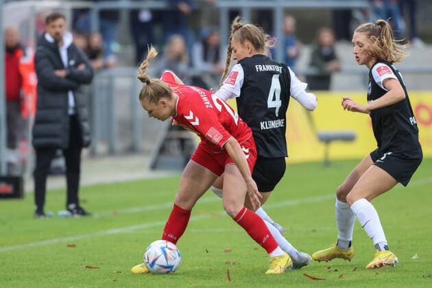 Arnautis Niko, coach Eintracht Frankfurt , Zawistowska Weronika, FC Koeln, 24 ,Kleinherne Sophia, Eintracht Frankfurt, 4 ,Prasnikar Lara, Eintracht Frankfurt, 7 ,Zawistowska Weronika, FC Koeln, 24 ,Kleinherne Sophia, Eintracht Frankfurt, 4 , GER, Eintracht Frankfurt vs FC Koeln,Football, Women, Bundesliga,7 Spieltag,Spielzeit 2022 2023, 06 11 2022, DFL DFBB REGULATIONS PROBHIT ANY USE OF PHOTOGRAPHERS as IMAGE SEQUENCES and or QUASI VIDEO , GER, Eintracht Frankfurt vs FC Koeln,Football, Women, Bundesliga,7 Spieltag,Spielzeit 2022 2023, 06 11 2022, Frankfurt Copyright: xEibner-Pressefoto UlrichxScherbax EP_EER