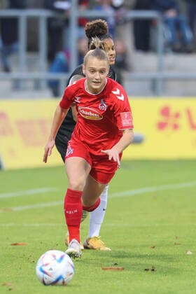Gavric Andrea, FC Koeln, 18 ,Martinez Shekiera, Eintracht Frankfurt, 9 , GER, Eintracht Frankfurt vs FC Koeln,Football, Women, Bundesliga,Matchday 7,Season 2022 2023, 06 11 2022, DFL DFBB REGULATIONS PROBHIT ANY USE OF PHOTOGRAPHERS as IMAGE SEQUENCES and or QUASI VIDEO , GER, Eintracht Frankfurt vs FC Koeln,Football, Women, Bundesliga,7 Spieltag,Spielzeit 2022 2023, 06 11 2022, Frankfurt Copyright: xEibner-Pressefoto UlrichxScherbax EP_EER
