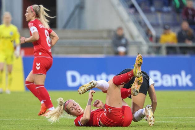 Pawollek Tanja, Eintracht Frankfurtc, 31 ,Puntigam Sarah, FC Koeln, 17 , GER, Eintracht Frankfurt vs FC Koeln,Football, Women, Bundesliga,Matchday 7,Season 2022 2023, 06 11 2022, DFL DFBB REGULATIONS PROBHIT ANY USE OF PHOTOGRAPHERS as IMAGE SEQUENCES and or QUASI VIDEO , GER, Eintracht Frankfurt vs FC Koeln,Football, Women, Bundesliga,7 Spieltag,Spielzeit 2022 2023, 06 11 2022, Frankfurt Copyright: xEibner-Pressefoto UlrichxScherbax EP_EER
