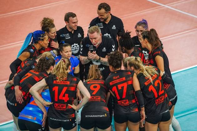 Wiesbaden, Germany, November 5th 2022: Stuttgart Head Coach Tore Aleksandersen and his team prior to the mainround of the 1. Volleyball Bundesliga Frauen match between VC Wiesbaden and Allianz MTV Stuttgart at the Sporthalle Am Platz der Deutschen Einheit in Wiesbaden, Germany. (Norina Toenges Sports Press Photo SPP) Copyright: xNorinaxToenges SportsxPressxPhotx spp-en-NoToPrPh-VCW - STU-03987