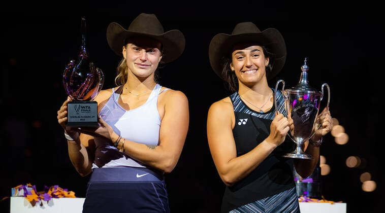 November 7, 2022, FORT WORTH, TEXAS, UNITED STATES: Aryna Sabalenka of Belarus & Caroline Garcia of France pose with their trophies after the final of the 2022 WTA, Tennis Damen Finals Fort Worth tennis tournament FORT WORTH UNITED STATES - ZUMAa181 20221107_zaa_a181_074 Copyright: xRobxPrangex