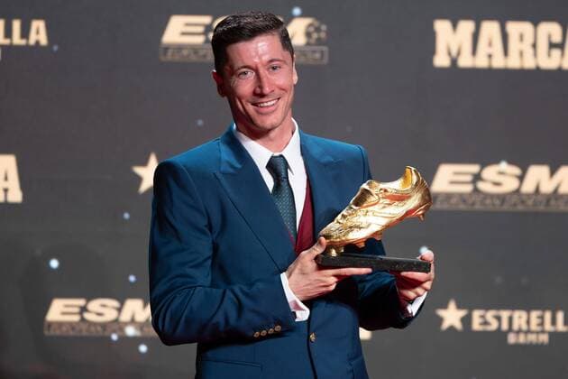 Bilder des Jahres, Sport 11 November Sport Themen der Woche KW45 Sport Bilder des Tages Robert Lewandowski receives the Golden Boot as European top scorer for the 2021-2022 season at the Old Damm Factory in Barcelona, 09 November 2022 900 Cordon Press *** Robert Lewandowski receives the Golden Boot as European top scorer for the 2021 2022 season at the Old Damm Factory in Barcelona, 09 November 2022 900 Cordon Press  900 CordonxPress LOF - Robert Lewandowski receives the Golden Boot