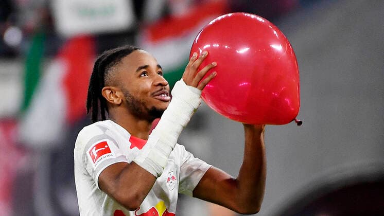 Sport Themen der Woche KW45 Sport Bilder des Tages Fußball 1. Bundesliga, Saison 2022 2023, 14. Spieltag RB Leipzig vs. SC Freiburg (09.11.2022) Christopher Nkunku (Offensives Mittelfeld RB Leipzig, Rueckennummer 18, 18) hält einen roten Luftballon ballon in der Hand nach dem Spiel RB Leipzig gegen Freiburg (09.11.2022) Leipzig Sachsen Deutschland Red Bull Arena *** Soccer 1 Bundesliga, season 2022 2023, 14 matchday RB Leipzig vs SC Freiburg 09 11 2022 Christopher Nkunku Offensive midfield RB Leipzig, back number 18, 18 holding a red balloon balloon in his hand after the match RB Leipzig vs Freiburg 09 11 2022 Leipzig Saxony Germany Red Bull Arena