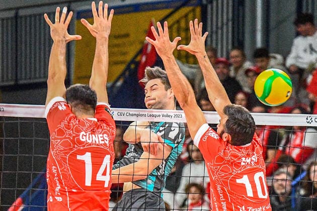 Sport Themen der Woche KW45 Sport Bilder des Tages v.li.: Faik Samed Günes (Ziraat Bank Ankara, 14), Tobias Brand (SWD Düren, 10), Faik Samed Günes (Ziraat Bank Ankara, 14), 09.11.2022, Düren (Deutschland), Volleyball, Champions League, Männer, SWD Powervolleys Düren - Ziraat Bank Ankara *** v li Faik Samed Günes Ziraat Bank Ankara, 14 , Tobias Brand SWD Düren, 10 , Faik Samed Günes Ziraat Bank Ankara, 14 , 09 11 2022, Düren Germany , Volleyball, Champions League, Men, SWD Powervolleys Düren Ziraat Bank Ankara xmhx