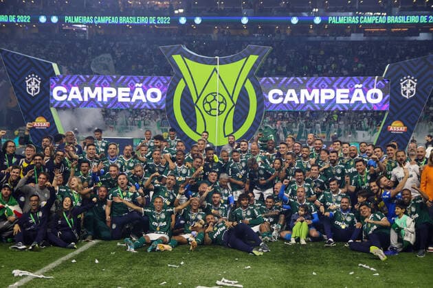 Sport Themen der Woche KW45 Sport Bilder des Tages Palmeiras x América MG SÃO PAULO, SP - 09.11.2022: PALMEIRAS X AMÉRICA MG - Palmeiras players receive the cup and celebrate the Brazilian Championship title after a match between Palmeiras and América - MG for the 37th round of the Brazilian Championship held at Allianz Parque in São Paulo on Wednesday night (9). (Photo: Yuri Murakami Fotoarena) x2291320x  YurixMurakami
