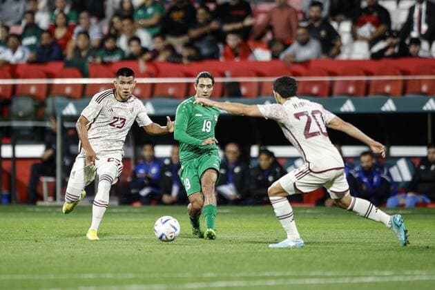 RECORD DATE NOT STATED Seleccion Mexicana 2022 Mexico vs Irak (L-R), Jesus Gallardo of Mexico and Mohammed Qasim of Iraq during the game Mexico (Mexican national team, Nationalteam vs Iraq, friendly match of preparation prior to the start of the FIFA World Cup, WM, Weltmeisterschaft, Fussball Qatar 2022, at Montilivi Municipal Stadium, on November 9, 2022. <br><br> (I-D), Jesus Gallardo de Mexico y Mohammed Qasim de Irak durante el partido Mexico (Seleccion Nacional Mexicana) vs Irak,amistoso de preparacion previo al inicio de la Copa Mundial de la FIFA Qatar 2022, en el Estadio Municipal de Montilivi, el 9 de noviembre de 2022. GIRONA ESPANA ESPANA Copyright: xXavixBonillax 20221109145728_SM_MEX_IRA_GALLARDO182