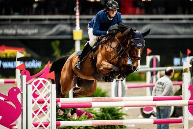 Bilder des Jahres, Sport 11 November Sport Themen der Woche KW45 Sport Bilder des Tages Martin Fuchs mit 129 Rahmannshof Upgrade 1. Preis der Bardusch GmbH Co KG Eroeffnungsspringpruefung International GER, Stuttgart German Masters 2022, 36. internationales Reitturnier, 10.11.2022, Photo: Eibner Roger Buerke Stuttgart German Masters 2022, 36. internationales Reitturnier, 10.11.2022 Stuttgart *** Martin Fuchs with 129 Rahmannshof Upgrade 1 Preis der Bardusch GmbH Co KG Eroeffnungsspringpruefung International GER, Stuttgart German Masters 2022, 36 international horse show, 10 11 2022, Photo Eibner Roger Buerke Stuttgart German Masters 2022, 36 international horse show, 10 11 2022 Stuttgart Copyright: xEibner-Pressefoto RogerxBuerkex EP_RBE