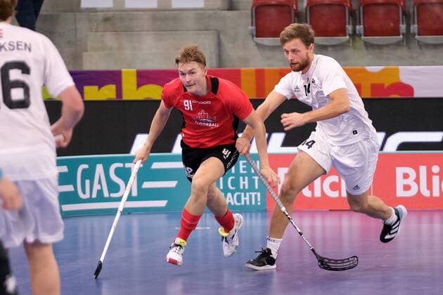 IFF Men s World Floorball Championship 2022 Canada vs Denmark - Canada Forward Valtteri Viitakoski (91) and Denmark Forward Lukas Eldholm (14) Winterthur AXA Arena Zürich Schweiz Copyright: xSergioxBrunettix