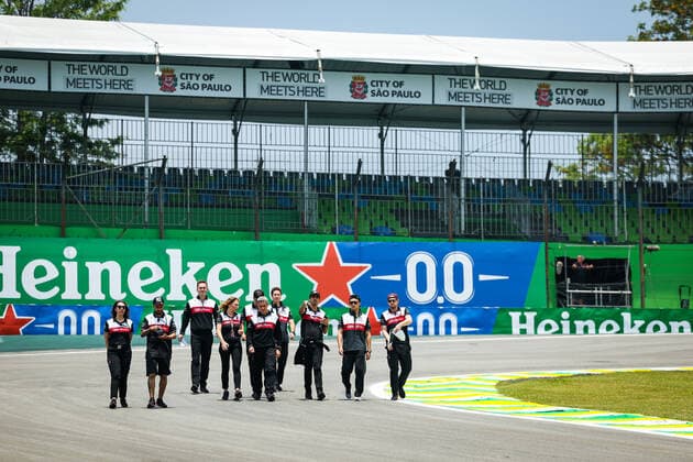 ZHOU Guanyu (chi), Alfa Romeo F1 Team ORLEN C42, portrait trackwalk with the team during the Formula 1 Heineken Grande Premio de Sao Paulo 2022, Sao Paulo Grand Prix Grand Prix 2022, 21st round of the 2022 FIA Formula One World Championship, WM, Weltmeisterschaft from November 11 to 13, 2022 on the Interlagos Circuit, in Sao Paulo, Brazil - F1 - SAO PAULO GRAND PRIX 2022 DPPI Panoramic  20221110_G00D2580