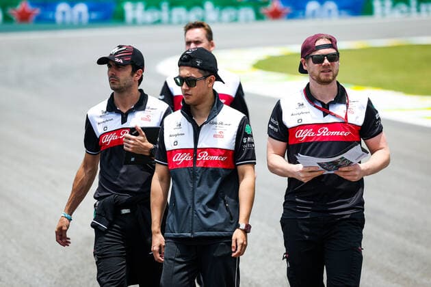 ZHOU Guanyu (chi), Alfa Romeo F1 Team ORLEN C42, portrait trackwalk with the team during the Formula 1 Heineken Grande Premio de Sao Paulo 2022, Sao Paulo Grand Prix Grand Prix 2022, 21st round of the 2022 FIA Formula One World Championship, WM, Weltmeisterschaft from November 11 to 13, 2022 on the Interlagos Circuit, in Sao Paulo, Brazil - F1 - SAO PAULO GRAND PRIX 2022 DPPI Panoramic  20221110_G00D2604