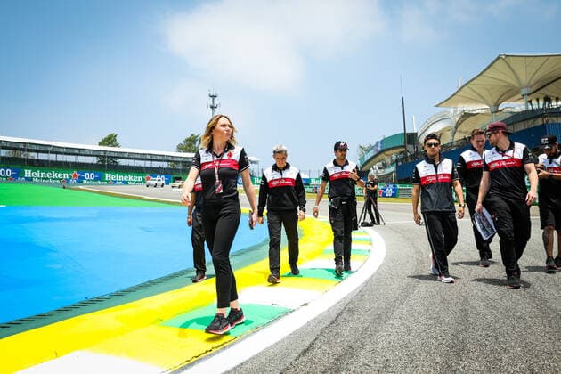 BUSCOMBE Ruth, Strategy Engineer of Alfa Romeo F1 Team ORLEN, portrait trackwalk with the team during the Formula 1 Heineken Grande Premio de Sao Paulo 2022, Sao Paulo Grand Prix Grand Prix 2022, 21st round of the 2022 FIA Formula One World Championship, WM, Weltmeisterschaft from November 11 to 13, 2022 on the Interlagos Circuit, in Sao Paulo, Brazil - F1 - SAO PAULO GRAND PRIX 2022 DPPI Panoramic  20221110_GOOD2285