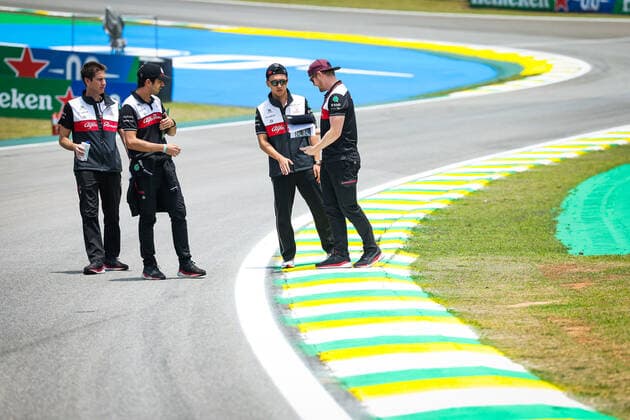 ZHOU Guanyu (chi), Alfa Romeo F1 Team ORLEN C42, portrait trackwalk with the team during the Formula 1 Heineken Grande Premio de Sao Paulo 2022, Sao Paulo Grand Prix Grand Prix 2022, 21st round of the 2022 FIA Formula One World Championship, WM, Weltmeisterschaft from November 11 to 13, 2022 on the Interlagos Circuit, in Sao Paulo, Brazil - F1 - SAO PAULO GRAND PRIX 2022 DPPI Panoramic  20221110_G00D2611