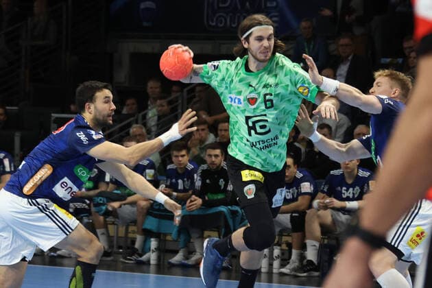 Bilder des Jahres, Sport 11 November Sport Themen der Woche KW45 Sport Bilder des Tages DEU, DHB, 1.HBL, Fuechse Berlin vs. Hannover Burgdorf, 10.11.2022, Max-Schmeling-Halle, Berlin, DEU, DHB, 1.HBL, Fuechse Berlin vs. Hannover Burgdorf, im Bild f , Bastian Roscheck (TSV Hannover 4), Jonathan Edvardsson (TSV Hannover 26) Foto: Juergen Engler nordphoto GmbH *** DEU, DHB, 1 HBL, Fuechse Berlin vs Hannover Burgdorf, 10 11 2022, Max Schmeling Halle, Berlin, DEU, DHB, 1 HBL, Fuechse Berlin vs Hannover Burgdorf, in picture f , Bastian Roscheck TSV Hannover 4 , Jonathan Edvardsson TSV Hannover 26 Foto Juergen Engler nordphoto GmbH JuergenxEngler nph00076