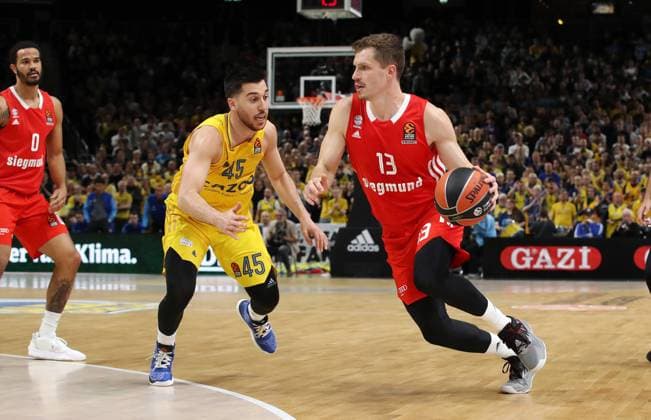 Tamir Blatt, Andreas Obst duel game scene action sports basketball Euroleague EL men season 2022 2023 10 11 2022 ALBA Berlin vs FC Bayern Munich