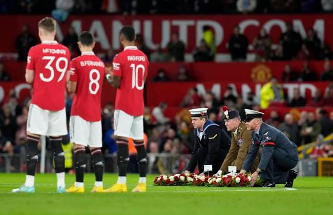 Bilder des Jahres, Sport 11 November Sport Themen der Woche KW45 Sport Bilder des Tages Manchester, England, 10th November 2022. The three Armed forces are represented as wreaths laid on the centre circle to mark Remembrance Day before during the Carabao Cup match at Old Trafford, Manchester. Picture credit should read: Andrew Yates Sportimage EDITORIAL USE ONLY. No use with unauthorised audio, video, data, fixture lists, club league logos or live services. Online in-match use limited to 120 images, no video emulation. No use in betting, games or single club league player publications. SPI-2034-0020