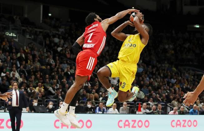 Corey Walden goes to the basket, Johannes Thiemann, Jaleen Smith duel game scene action sports basketball Euroleague EL men season 2022 2023 10 11 2022 ALBA Berlin vs FC Bayern Munich
