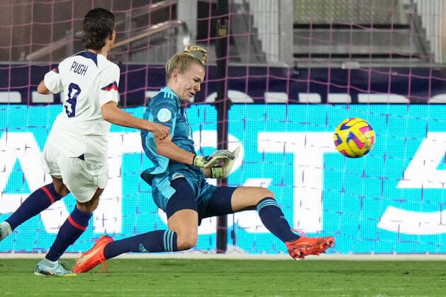 Fußball, Frauen Länderspiel, USA- Deutschland FORT LAUDERDALE, FL - NOVEMBER 10: Germany goalkeeper Merle Frohms (1) makes a tough save in the first half during the game between Germany and the U.S.A. on Thursday, November 10, 2022 at DRV PNK Stadium in Fort Laurderdale, FL. (Photo by Peter Joneleit Icon Sportswire) SOCCER: NOV 10 Women s USA vs Germany Icon22111004