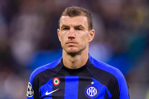 Milan, Italy - October 26: Edin Dzeko of Internazionale getting into the field during the UEFA Champions League group C match between FC Internazionale and Viktoria Plzen at San Siro Stadium on October 26, 2022 in Milan, Italy. (Photo by Marcio Machado Eurasia Images) Milan San Siro Stadium Italy *** Milan, Italy October 26 Edin Dzeko of Internazionale getting into the field during the UEFA Champions League group C match between FC Internazionale and Viktoria Plzen at San Siro Stadium on October 26, 2022 in Milan, Italy Photo by Marcio Machado Eurasia Sport Images Milan San Siro Stadium Italy  Copyright: x x2022xEurasiaxSportxImagesx