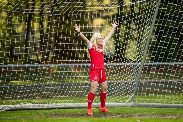 FLYERALARM womens soccer league, 1 FC Koeln training in costume 11 11 2022 Alicia Gudorf 12, 1 FC Koeln dressed as Mandy Islacker 8, 1 FC Koeln in goal FLYERALARM womens soccer league, 1 FC Koeln training in costume, Koeln, Geissbockheim Copyright: xBEAUTIFULxSPORTS Wunderlx