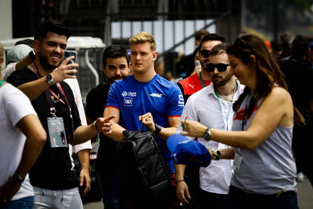 Primeiro dia de treino do GP F1 2022 SP SÃO PAULO, SP - 11.11.2022: PRIMEIRO DIA DE TREINO DO GP F1 2022 SP - First day of free practice of the 2022 Formula 1 Grand Prix at the Interlagos race track, south of the city of São Paulo. In the photo the pilot, Mick Schumacher ? HAAS, arrives at the racetrack. (Photo: Aloisio Mauricio Fotoarena) x2292402x  AloisioxMauricio