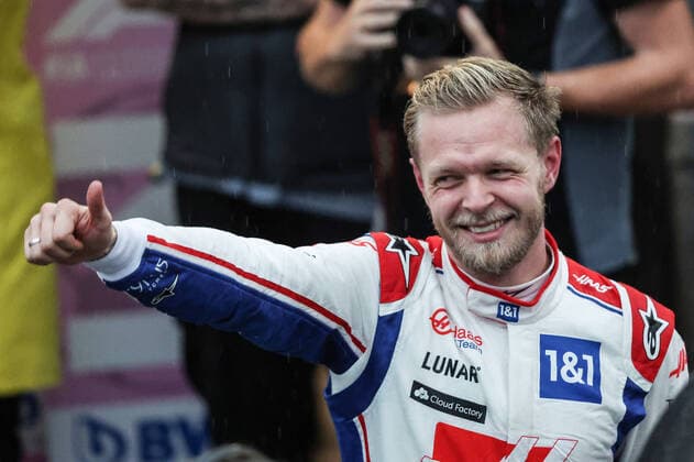 Sport Themen der Woche KW45 Sport Bilder des Tages MAGNUSSEN Kevin (den), Haas F1 Team VF-22 Ferrari, portrait celebrates his pole position during the Formula 1 Heineken Grande Premio de Sao Paulo 2022, Sao Paulo Grand Prix Grand Prix 2022, 21st round of the 2022 FIA Formula One World Championship, WM, Weltmeisterschaft from November 11 to 13, 2022 on the Interlagos Circuit, in Sao Paulo, Brazil - F1 - SAO PAULO GRAND PRIX 2022 DPPI Panoramic  GOOD4264 copie
