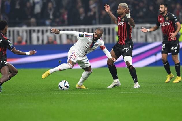 Fußball, Olympique Lyon - OGC Nizza Alexandre Lacaztte (lyon) vs Mario Lemina (nice) FOOTBALL: Olympique Lyonnais vs OGC Nice - Ligue 1 - 11 11 2022 FredericChambert Panoramic 