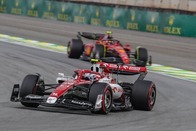 FORMULA 1 HEINEKEN GRANDE PREMIO DO BRASIL 2022 11 11 2022, Autodromo Jose Carlos Pace, Interlagos, FORMULA 1 HEINEKEN GRANDE PREMIO DO BRASIL 2022 , in picture Guanyu Zhou CHN , Alfa Romeo Racing ORLEN, Carlos Sainz Jr ESP , Scuderia Ferrari nordphotoxGmbHx xBratic nph00250