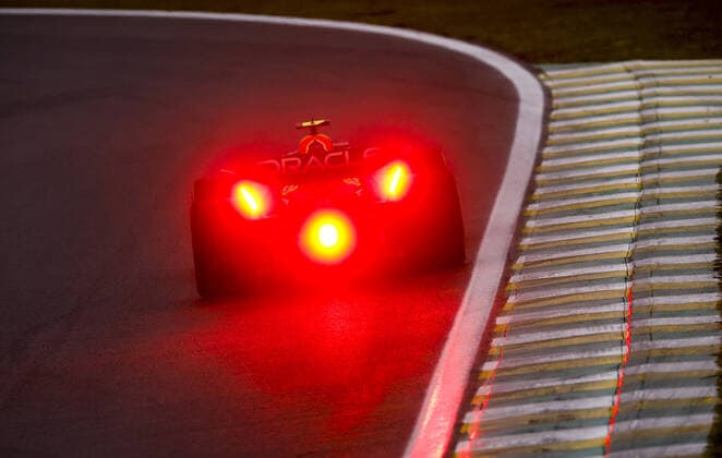 Sport Bilder des Tages 11 PEREZ Sergio (mex), Red Bull Racing RB18, action during the Formula 1 Heineken Grande Premio de Sao Paulo 2022, Sao Paulo Grand Prix Grand Prix 2022, 21st round of the 2022 FIA Formula One World Championship, WM, Weltmeisterschaft from November 11 to 13, 2022 on the Interlagos Circuit, in Sao Paulo, Brazil - F1 - SAO PAULO GRAND PRIX 2022 DPPI Panoramic  00122047_F12022GP21BRA_JK187330