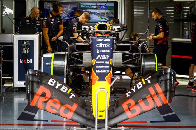 Dia de treino e Sprint F1 em Interlagos SÃO PAULO, SP - 12.11.2022: DIA DE TREINO E SPRINT F1 EM INTERLAGOS - Free training day and sprint race valid for qualifying for the 2022 Formula1 Grand Prix at the José Carlos Pace race track, in Interlagos, south of São Paulo, this Saturday (12). In the photo, mechanics and engineers make the last adjustments to the cars, moments before free practice. (Photo: Aloisio Mauricio Fotoarena) x2292791x  AloisioxMauricio
