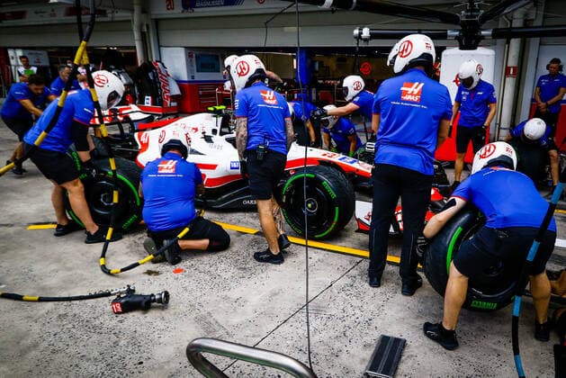 Dia de treino e Sprint F1 em Interlagos SÃO PAULO, SP - 12.11.2022: DIA DE TREINO E SPRINT F1 EM INTERLAGOS - Free training day and sprint race valid for qualifying for the 2022 Formula1 Grand Prix at the José Carlos Pace race track, in Interlagos, south of São Paulo, this Saturday (12). In the photo, the Haas team is training to change tires. (Photo: Aloisio Mauricio Fotoarena) x2292797x  AloisioxMauricio
