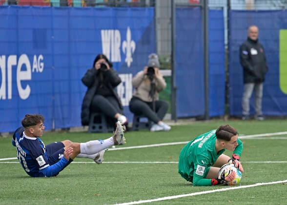 12 11 2022 football season 2022 2023 A Junior Bundesliga Süd Südwest SV Darmstadt 98 1 FC Heidenheim 2 0 v li 30 Adriano Toch Darmstadt 1 TW Frank Feller Heidenheim photo Peter Henrich Darmstadt Hessen Germany