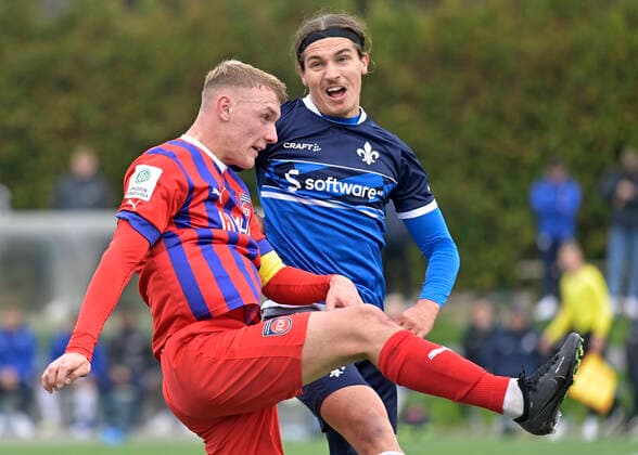 12 11 2022 football season 2022 2023 A Junior Bundesliga South Southwest SV Darmstadt 98 1 FC Heidenheim 2 0 v li 6 Luka Janes Heidenheim 10 Luca Kaiser Darmstadt photo Peter Henrich Darmstadt Hesse Germany