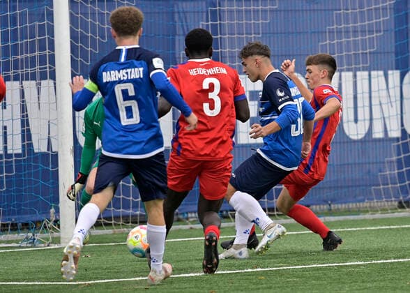 12 11 2022 football season 2022 2023 A Junior Bundesliga Süd Südwest SV Darmstadt 98 1 FC Heidenheim 2 0 v li 30 Adriano Toch Darmstadt in front of the goal surrounded photo Peter Henrich Darmstadt Hessen Germany