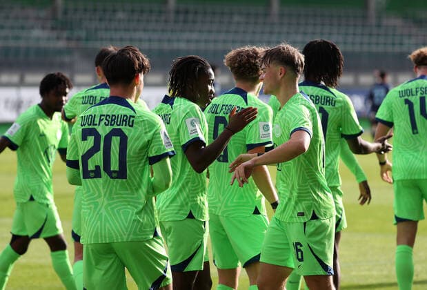 VfL vs HSV, A Junioren BL Wolfsburg, 12 11 2022, FUßBALL VfL Wolfsburg U19 vs Hamburger SV U19, A Junioren Bundesliga Nord Nordost, Saison 2022 23 Joao Pinto VfL Wolfsburg U19 cheers with teammates after his goal to 1 0 Wolfsburg