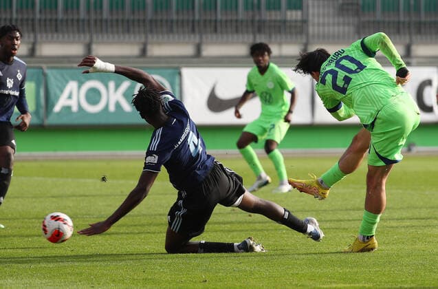 VfL vs HSV, A Junioren BL Wolfsburg, 12 11 2022, FOOTBALL VfL Wolfsburg U19 vs Hamburger SV U19, A Junioren Bundesliga Nord Nordost, season 2022 23 Matthew Meier VfL Wolfsburg U19 scores goal to 2 0 Wolfsburg