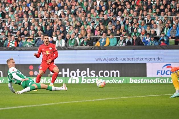 GER, 1 FBL, SV Werder Bremen vs RB Leipzig 12 11 2022, wohninvest Weserstadion, Bremen, GER, 1 FBL, SV Werder Bremen vs RB Leipzig in picture shows goal to the 0 1 goal scorer Andre Silva RB Leipzig 19 hits to the 0 1 goal from goalkeeper Jiri Pavlenka Werder Bremen 01 no chance for Amos Pieper Werder Bremen 05 nordphotoxGmbHx xKokenge nph00001