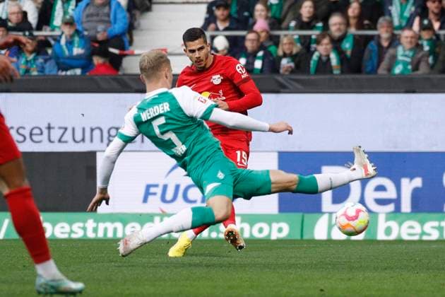 12 11 2022, wohninvest WESERSTADION, Bremen, Ligaspiel, 1 Bundesliga, SV Werder Bremen vs RB Leipzig, in picture Amos Pieper 5, Bremen comes too late, Andre Silva 19, Leipzig scores the goal to 0 1 for Leipzig DFL regulations prohibit any use of photographs as image sequences and or quasi video SV Werder Bremen vs RB Leipzig