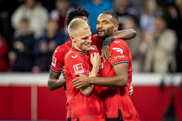 DFL Bayer 04 Leverkusen vs VfB Stuttgart, 12 11 2022 goal celebrations around the Schuetzet to 2 0, Jonathan Tah Bayer 04 Leverkusen, 4 during the match Bayer 04 Leverkusen vs VfB Stuttgart on matchday 15 of the 1 Football Bundesliga on 12 11 2022 at the BayArena in Leverkusen North Rhine Westphalia With him Mitchel Bakker Bayer 04 Leverkusen, 5 , Edmond Tapsoba Bayer 04 Leverkusen, 12 DFL REGULATIONS PROHIBIT ANY USE OF PHOTOGRAPHS AS IMAGE SEQUENCES AND OR QUASI VIDEO Copyright: xBEAUTIFULxSPORTS AxelxKohringx