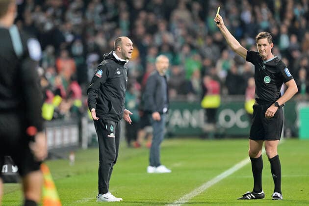 GER, 1 FBL, SV Werder Bremen vs RB Leipzig 12 11 2022, wohninvest Weserstadion, Bremen, GER, 1 FBL, SV Werder Bremen vs RB Leipzig in picture shows yellow the yellow card referee Dr Matthias Jöllenbeck Joellenbeck Freiburg shows coach Ole Werner Werder Bremen the yellow card nordphotoxGmbHx xKokenge nph00001