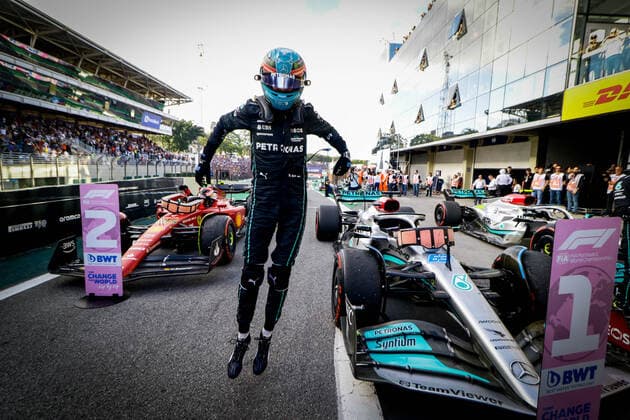 Sport Bilder des Tages Dia de treino e Sprint F1 em Interlagos SÃO PAULO, SP - 12.11.2022: DIA DE TREINO E SPRINT F1 EM INTERLAGOS - Free training day and sprint race valid for qualifying for the 2022 Formula1 Grand Prix at the José Carlos Pace race track, in Interlagos, south of São Paulo, this Saturday (12). In the photo, the champion driver of the Sprint 2022 SP, 63 ? George Russell? MERCEDES. (Photo: Aloisio Mauricio Fotoarena) x2292966x  AloisioxMauricio